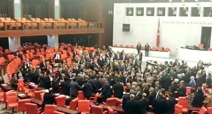 Массовая драка произошла в парламенте Турции