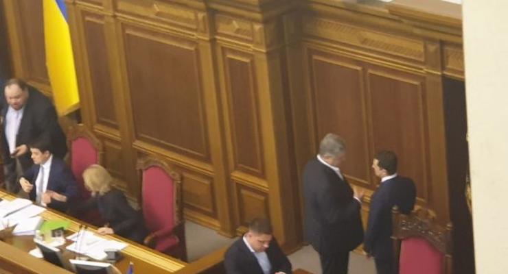Зеленский и Порошенко поговорили в президиуме Рады