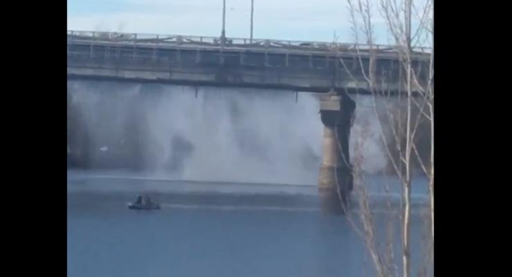 В Киеве коммунальщики починили мост Патона, из которого повалил пар
