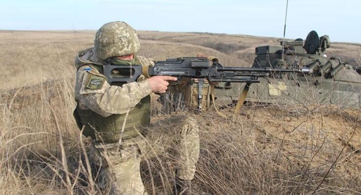 На Донбассе 10 обстрелов, ранены трое военных