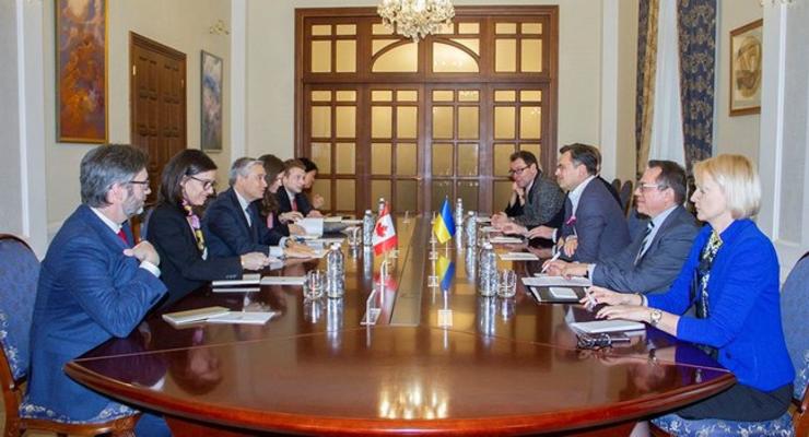 Канадский министр встретился с двумя главами МИД Украины за 24 часа