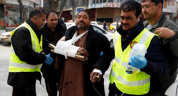 В Кабуле при атаке на церемонию с участием премьера погибли 27 человек