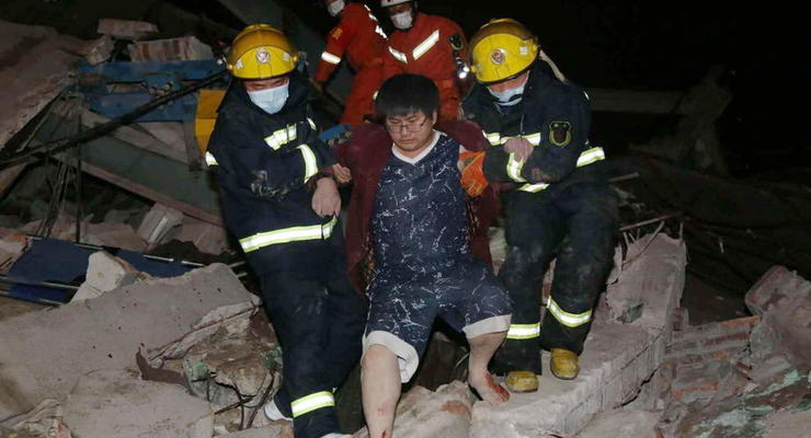 В Китае из-под завалов отеля вытащили 50 человек