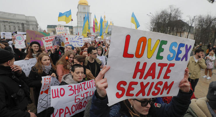 На Марш женщин в Киеве вышли две тысячи человек