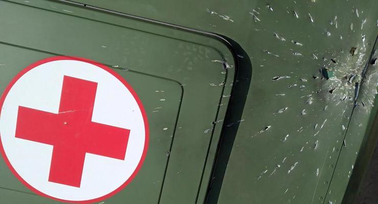 На Донбассе дроны сепаратистов обстреляли санитарный автомобиль