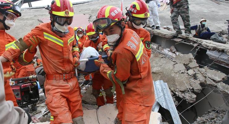 В Китае из-под обломков рухнувшего отеля достали 11 погибших