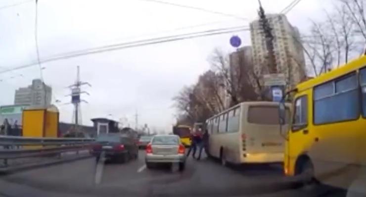 В Киеве водители маршруток устроили драку: видео попало в сеть