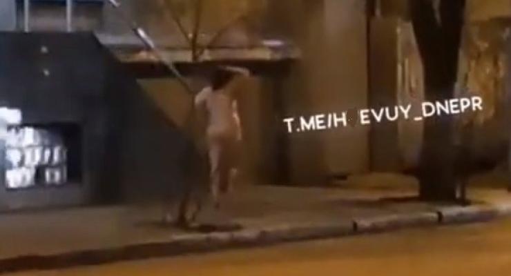 По улицам Днепра 8 марта гуляла голая женщина