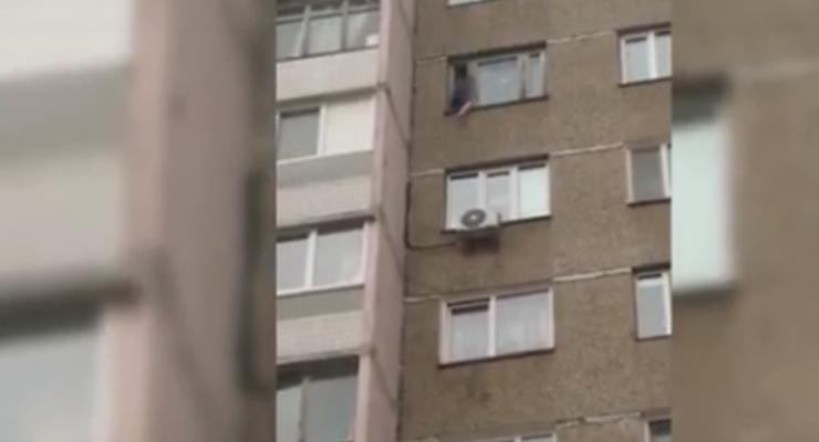 В Киеве 88-летняя женщина хотела выпрыгнуть из окна 8 этажа