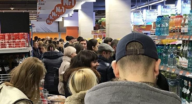 В киевских магазинах ажиотаж: Люди скупают продукты