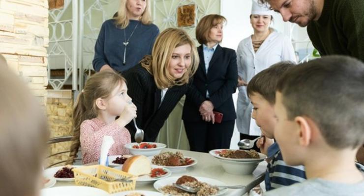 Елена Зеленская проверила питание в школах Киева и Киевской области