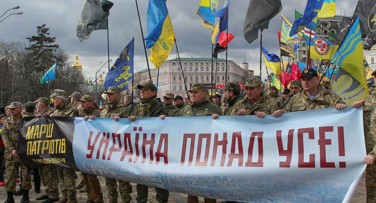 В Киеве прошел марш ветеранов ко Дню добровольца