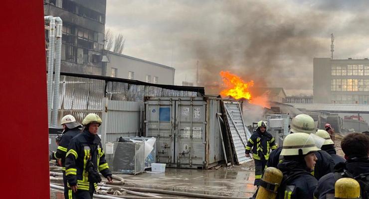В Киеве произошел пожар на химзаводе Укроргсинтез