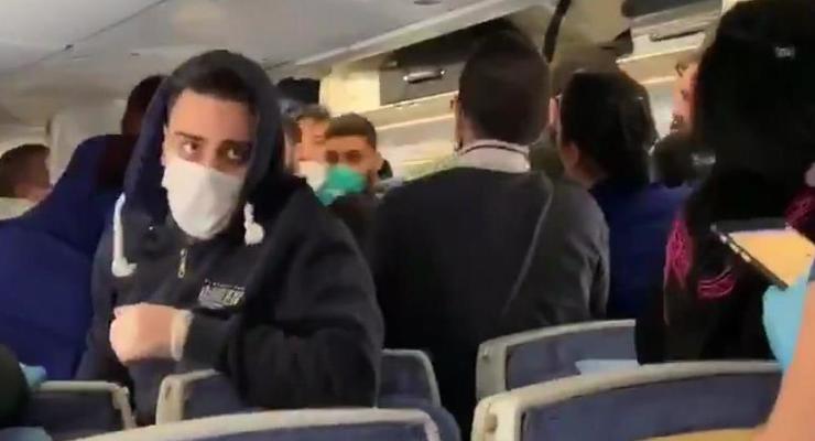 В самолете избили чихающих пассажиров