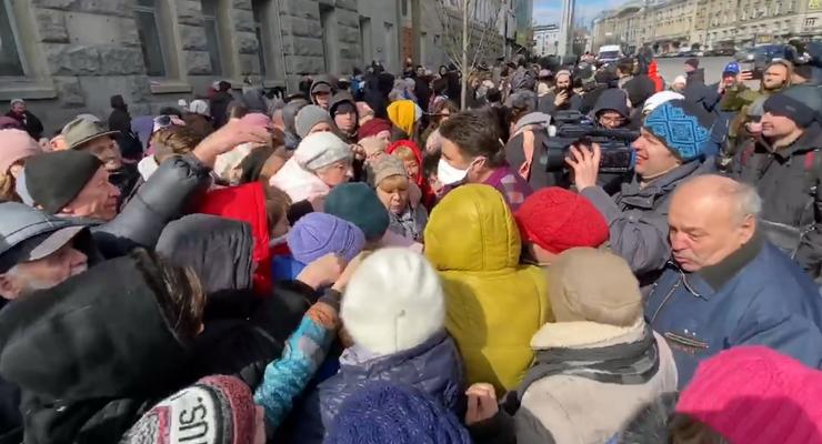 В Харькове пенсионеры устроили давку за бесплатными масками