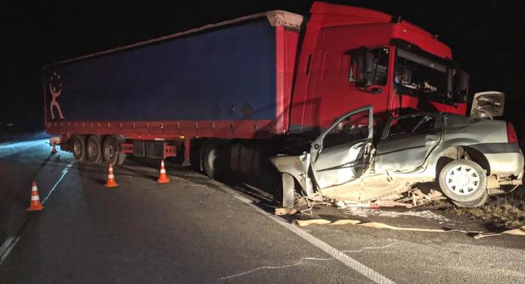 Под Ровно грузовик раздавил легковушку: двое погибших