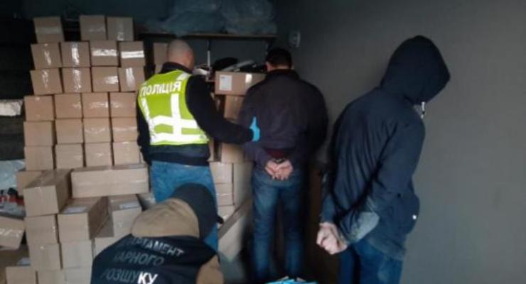 В Киеве вооруженная банда похитила 100 тысяч медицинских масок