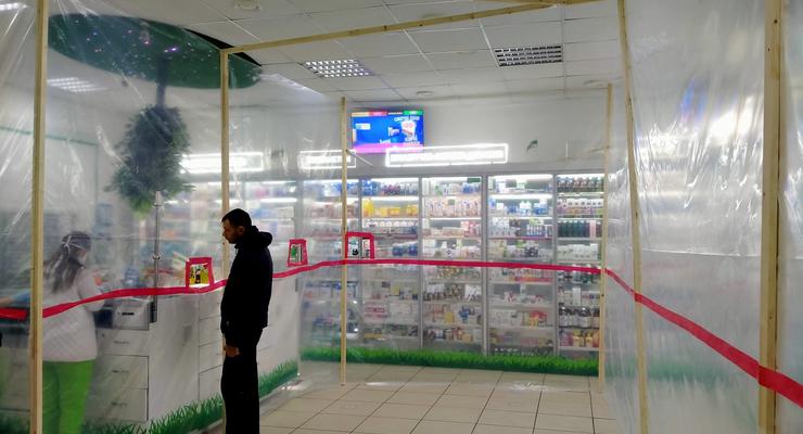 Облик времени: Во Львове аптеку превратили в защитный бокс