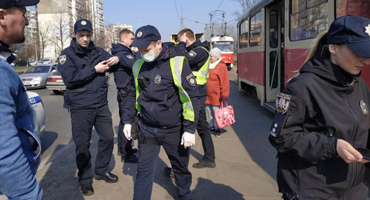 В Киеве трамвайный затор: В салон зашло больше 10 человек