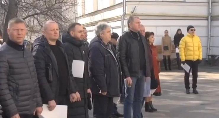 Полтавские депутаты провели сессию на улице, опасаясь коронавируса