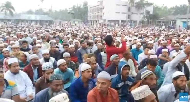 Тысячи мусульман молились против коронавируса