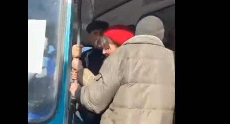 "Лишние": В Сумах женщину вытолкали из троллейбуса за превышение лимита
