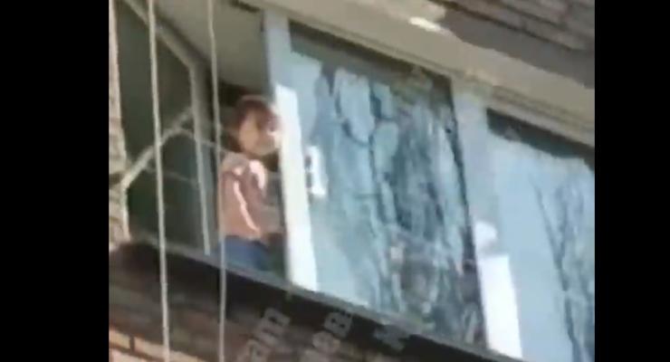 В Киеве малыш без присмотра гулял на подоконнике 4 этажа