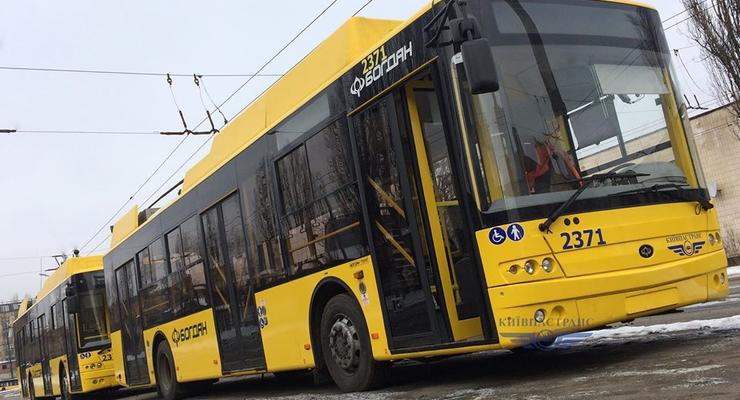 Карантин в Киеве: недовольный пассажир разбил двери троллейбуса