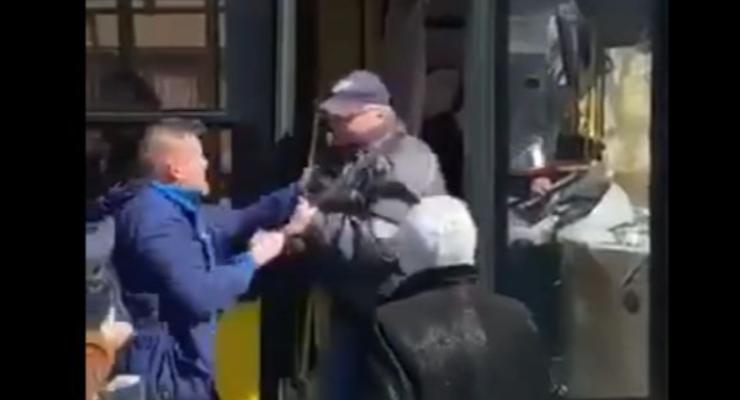 В Киеве пассажир вышвырнул кондуктора из троллейбуса, заявив, что тот лишний