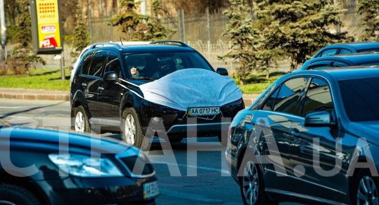 По Киеву разъезжает оригинальный автомобиль в защитной маске
