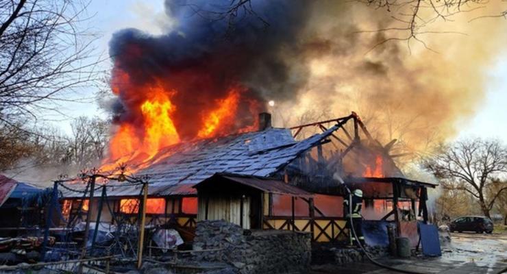 В Киеве мощный пожар уничтожил кафе: Подробности