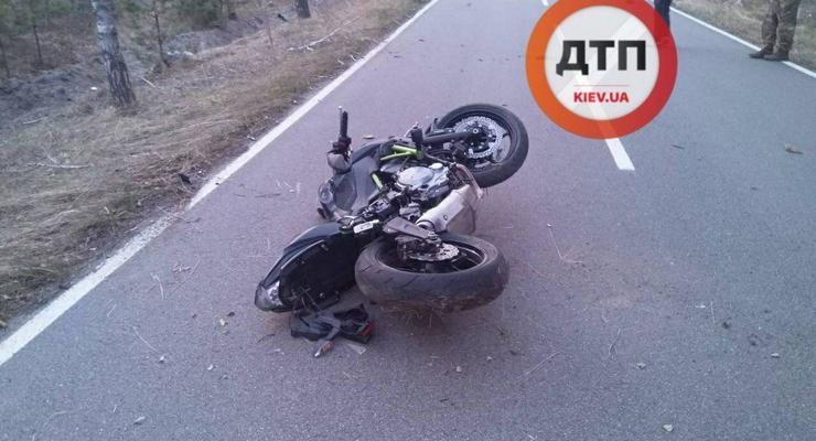 Под Киевом мотоциклист с девушкой попал в ДТП: пассажирке оторвало голову