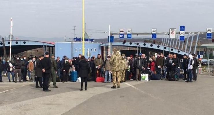 Последние часы перед закрытием границы: Украинцы массово едут домой