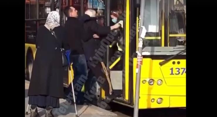 В Киеве водитель и кондуктор выбросили старика без маски из троллейбуса