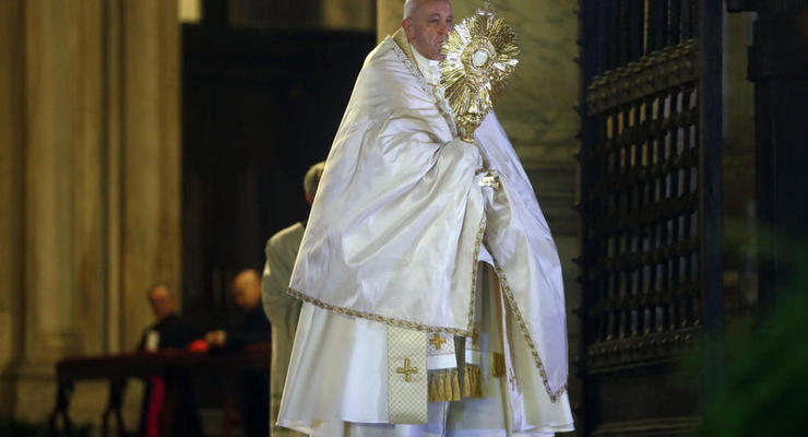 Папа Римский на пустой площади помолился о завершении коронавируса