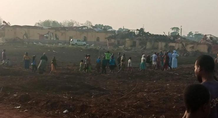 В Нигерии мощный взрыв разрушил сотни домов и автостраду