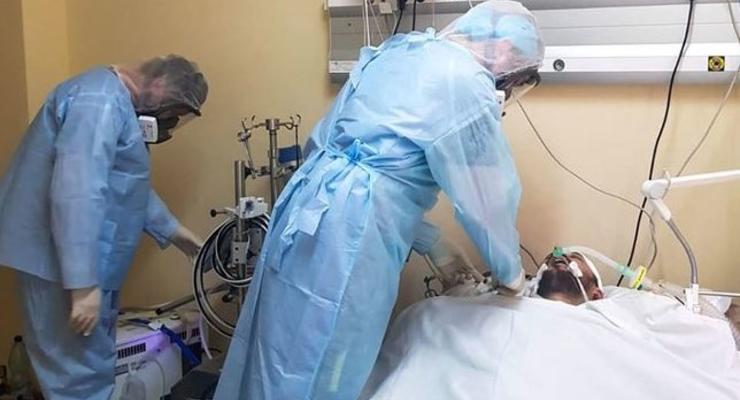 Киевские врачи борются за жизнь молодого мужчины с коронавирусом