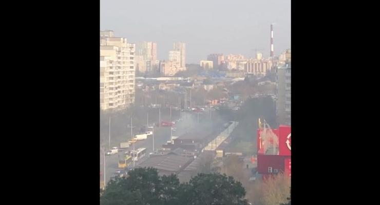 В Киеве горит рынок “Иллис”: на месте работает ГСЧС и Нацполиция