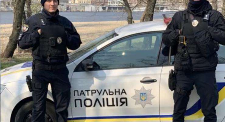 В Киеве патрульные спасли женщину от самоубийства