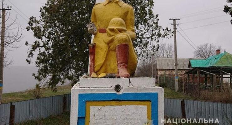 На Тернопольщине вандалы оторвали голову у памятника солдату ВМВ
