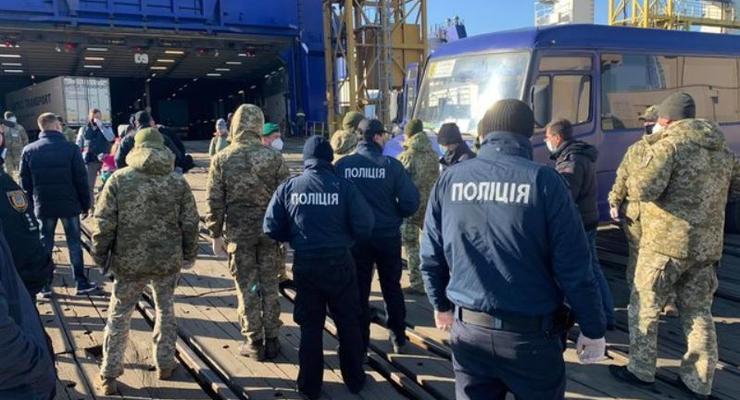 На базу обсервации под Одессой отправили 15 пассажиров парома из Грузии