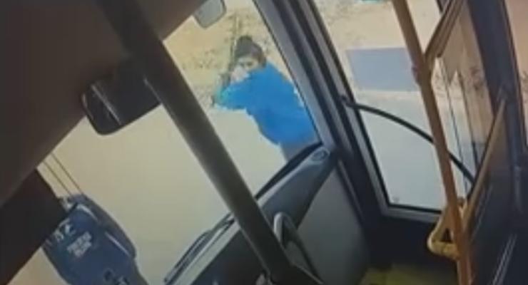 Пассажиры разбили стекло автобуса из-за просьбы надеть маски