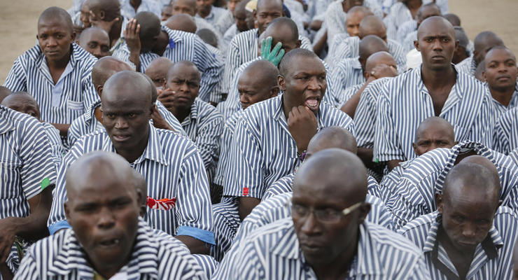 В Кении из-за коронавируса заключенных выпускают из тюрем