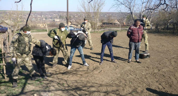 Четверо молдаван с баяном ночью пытались нелегально пробраться с Украину