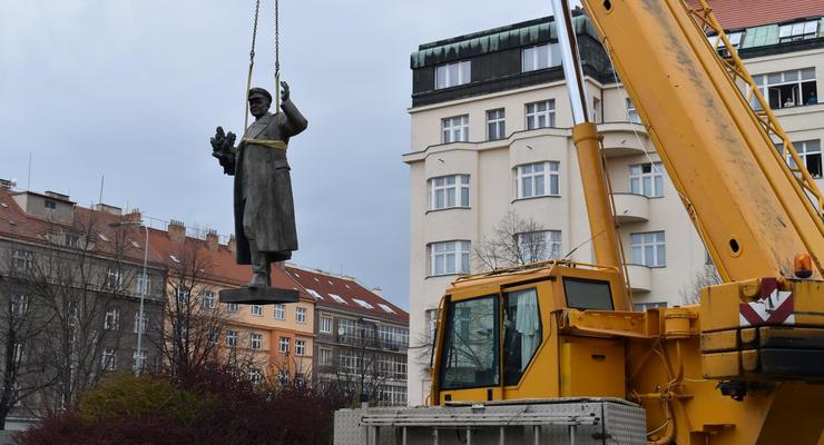 У него не было маски: в Праге снесли советский памятник