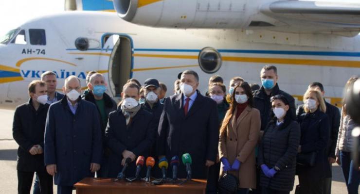 Неаполь приветствовал украинских врачей песней Русланы