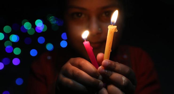 Миллионы индийцев зажгли светильники в знак единства в борьбе с COVID-19