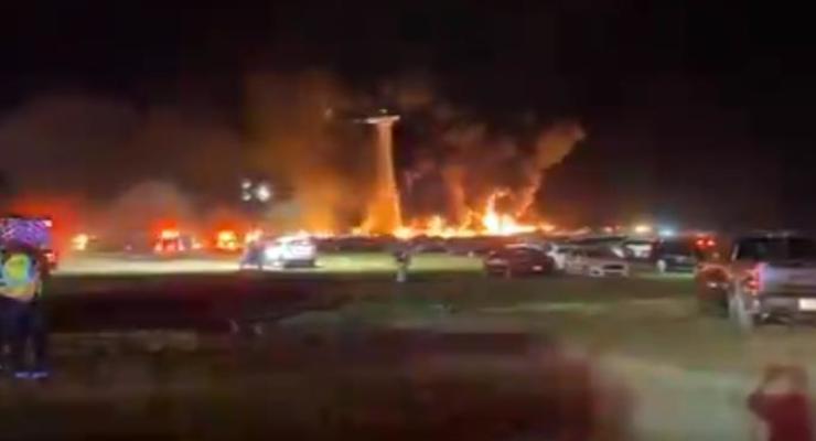 Пожар уничтожил сто авто в аэропорту Флориды