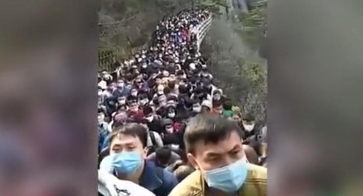 Тысячи китайцев после карантина застряли на горе