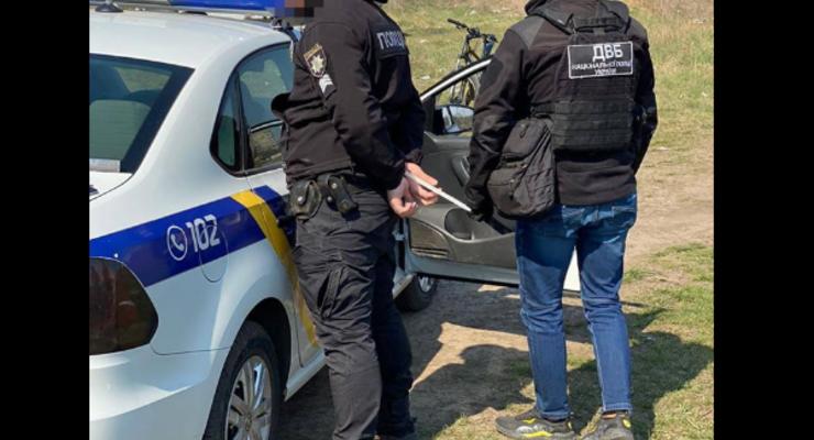 В Одессе полицейские заставляли дилера продавать их наркотики